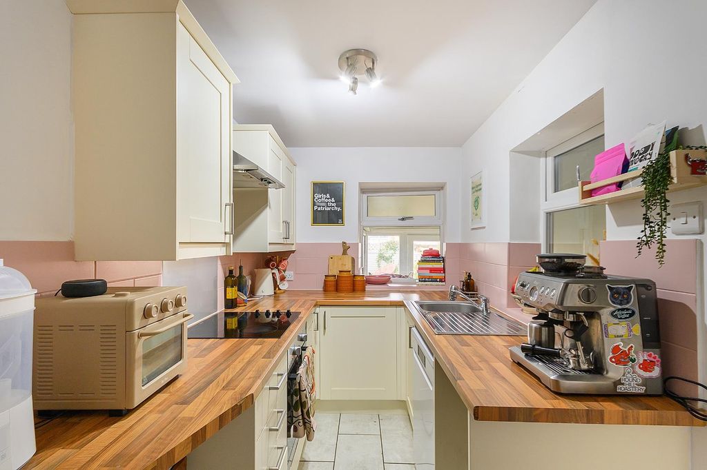 Property photo 3 of 29 0T6Tav - Kitchen C.Jpg