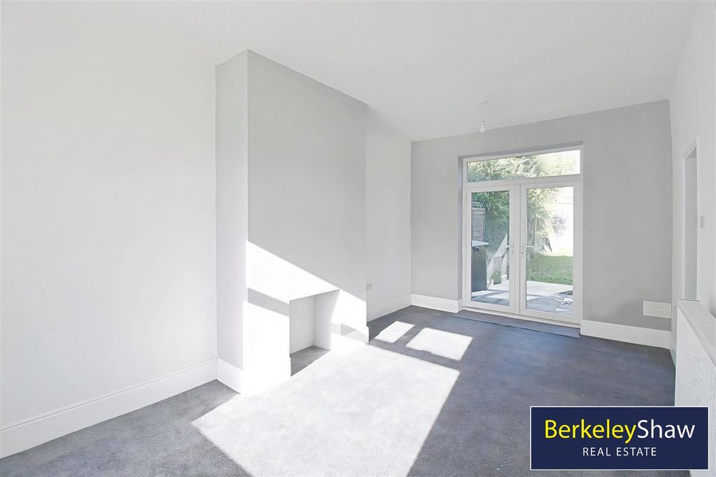 Property photo 2 of 14 Lounge