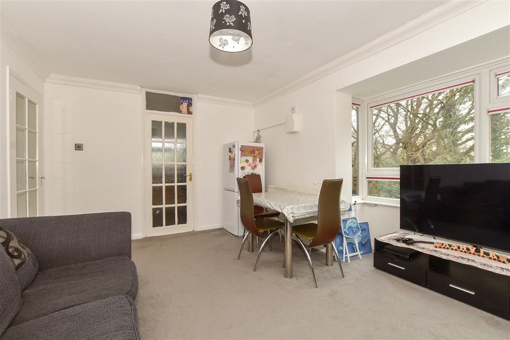 Property photo 3 of 9 Lounge