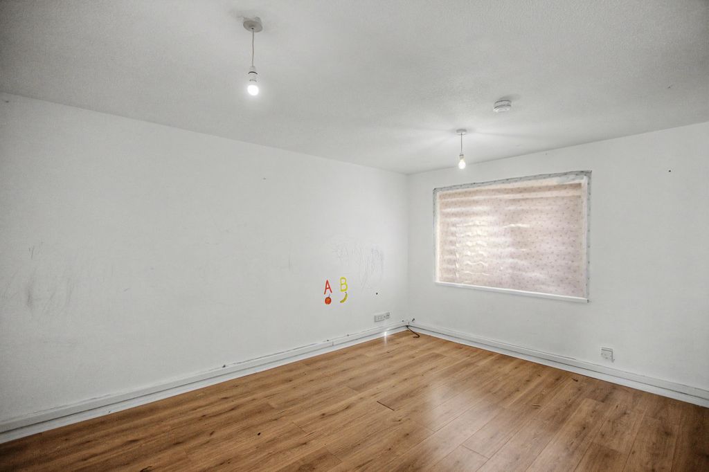 Property photo 3 of 18 7 Pitfield Crescent, Thamesmead, London, Se28 8Rg