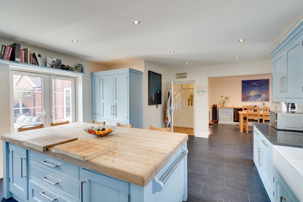 Property photo 2 of 36