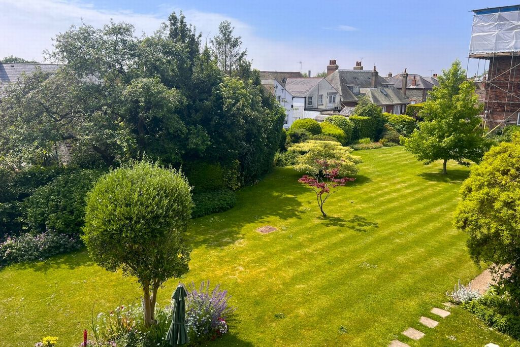 Property photo 2 of 18 Communal Garden