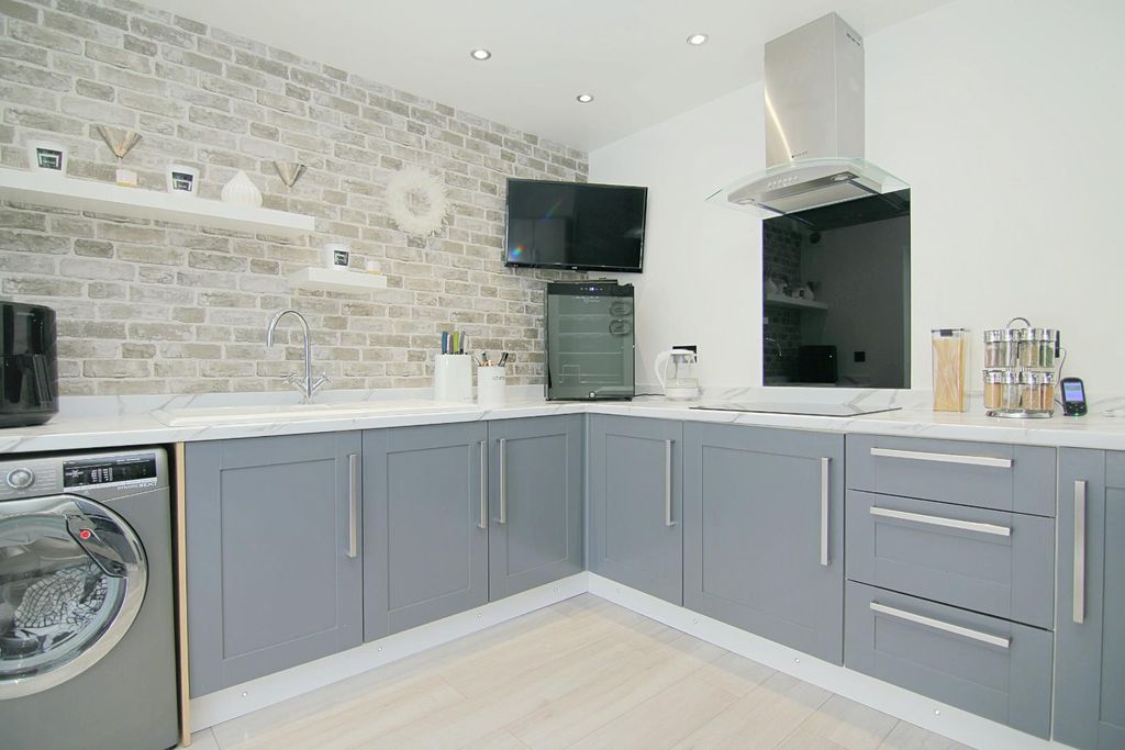 Property photo 3 of 15 Kitchen