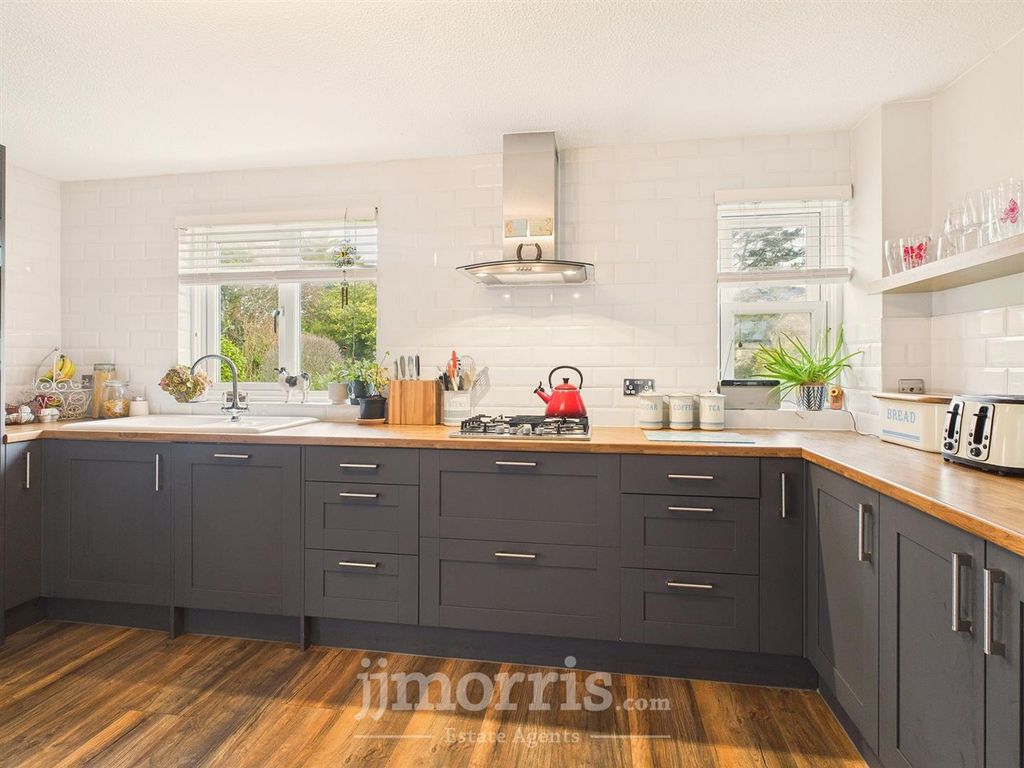 Property photo 3 of 30 Kitchen