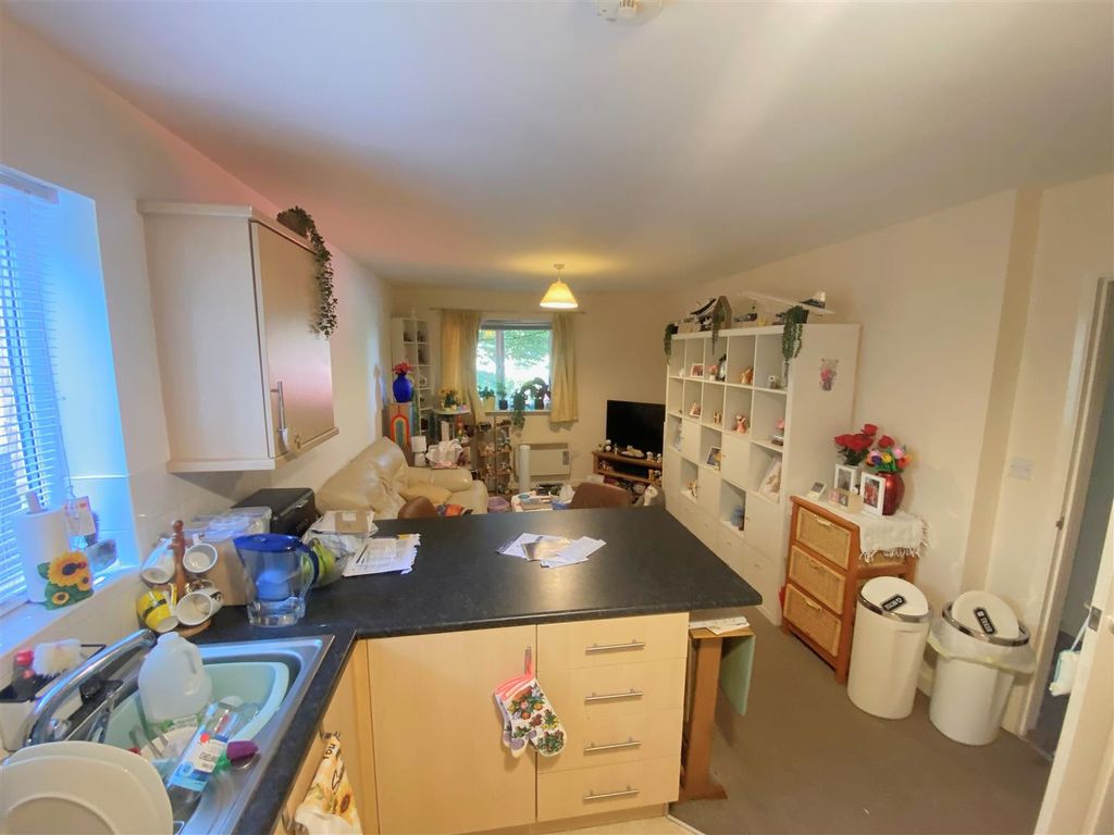 Property photo 3 of 8 7 Saskia - Kitchen 2.Jpg