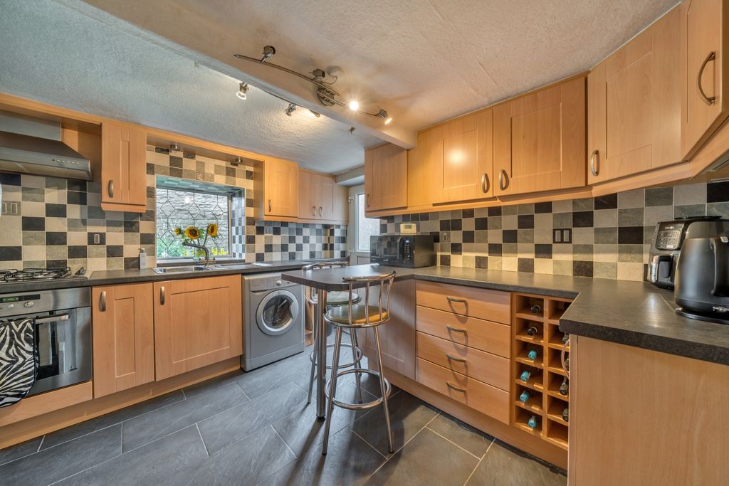 Property photo 3 of 13 1313541-9-6863Ad528258d