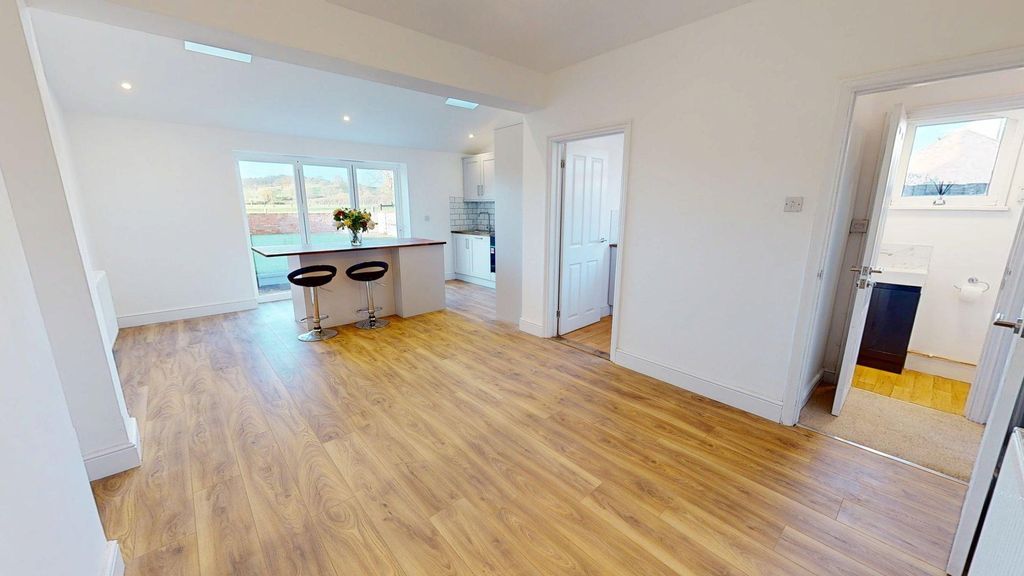 Property photo 3 of 14 Upper High Street