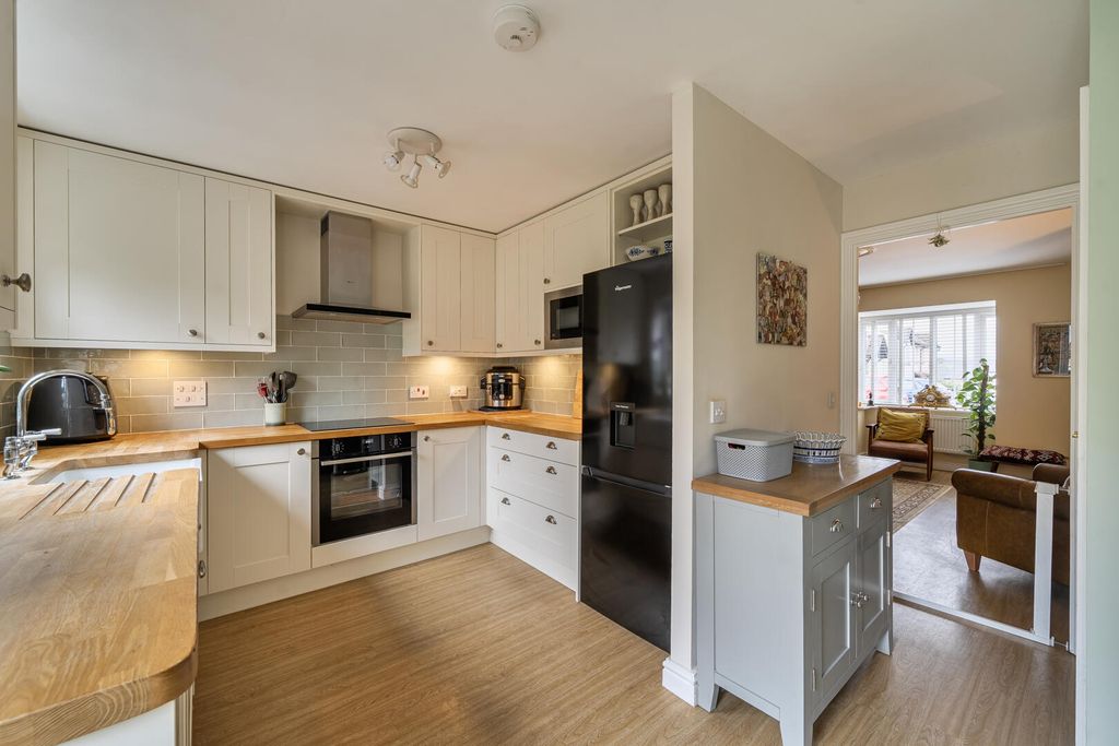 Property photo 2 of 25 Kitchen