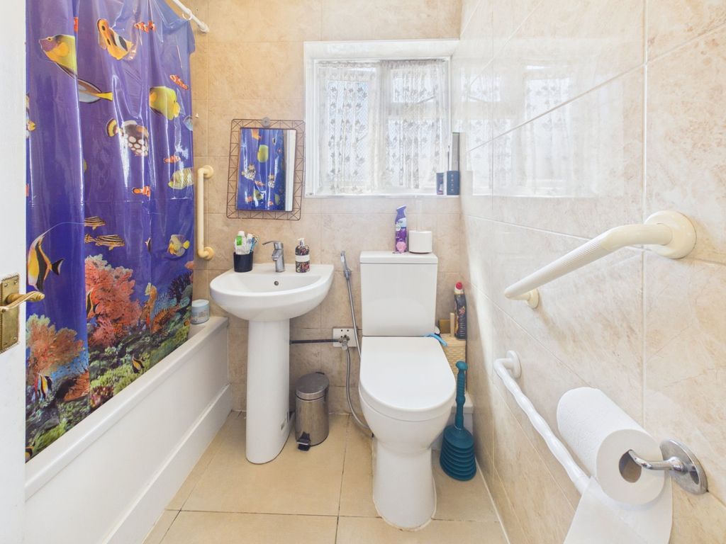 Property photo 2 of 17 Bathroom