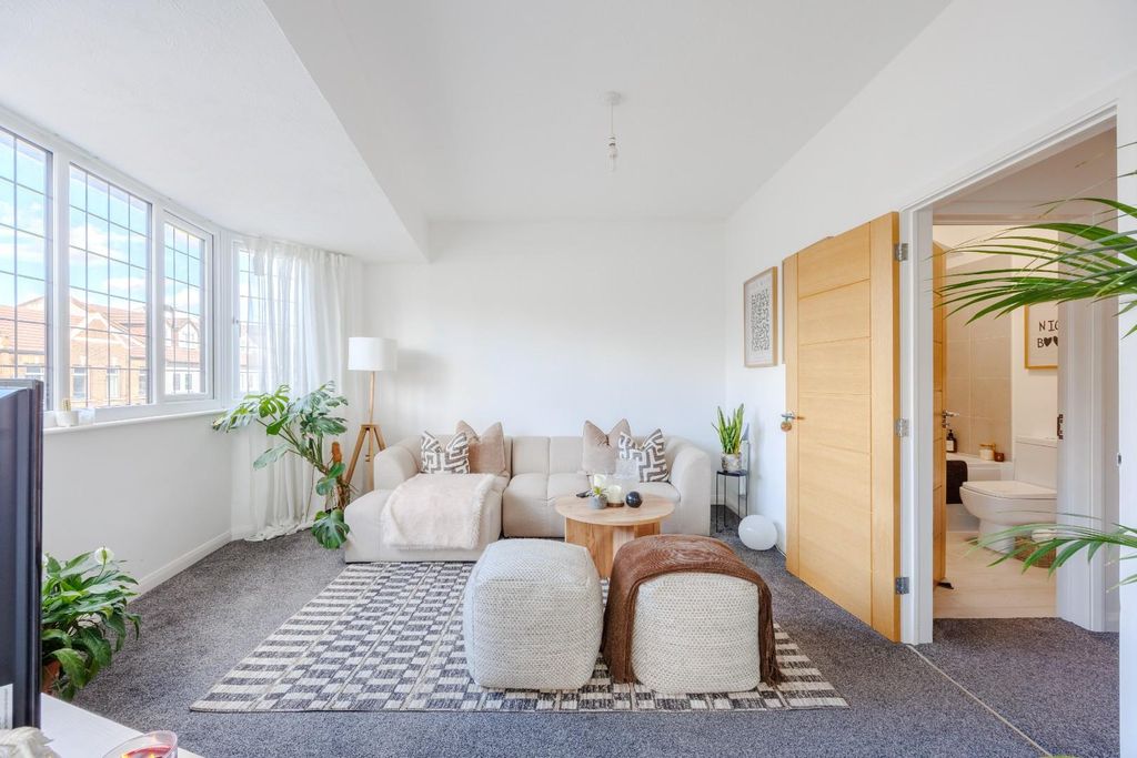 Property photo 3 of 14 Lounge