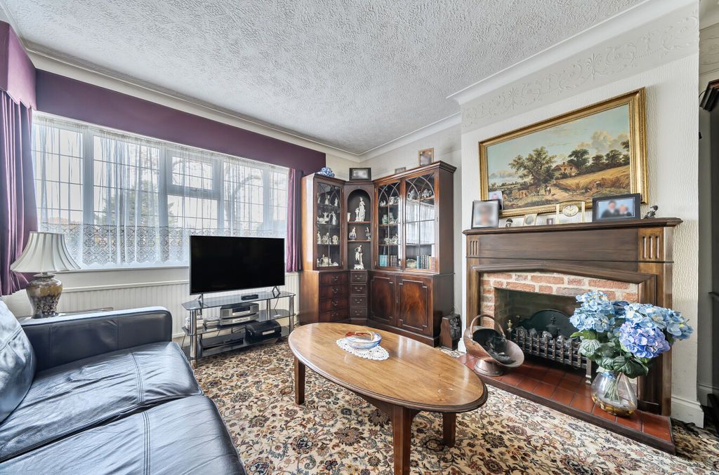 Property photo 2 of 18 Lounge