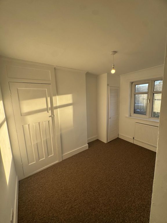 Property photo 1 of 18 Spacious 3-Bed Terraced House With Through Lounge &amp; Long Rear Garden