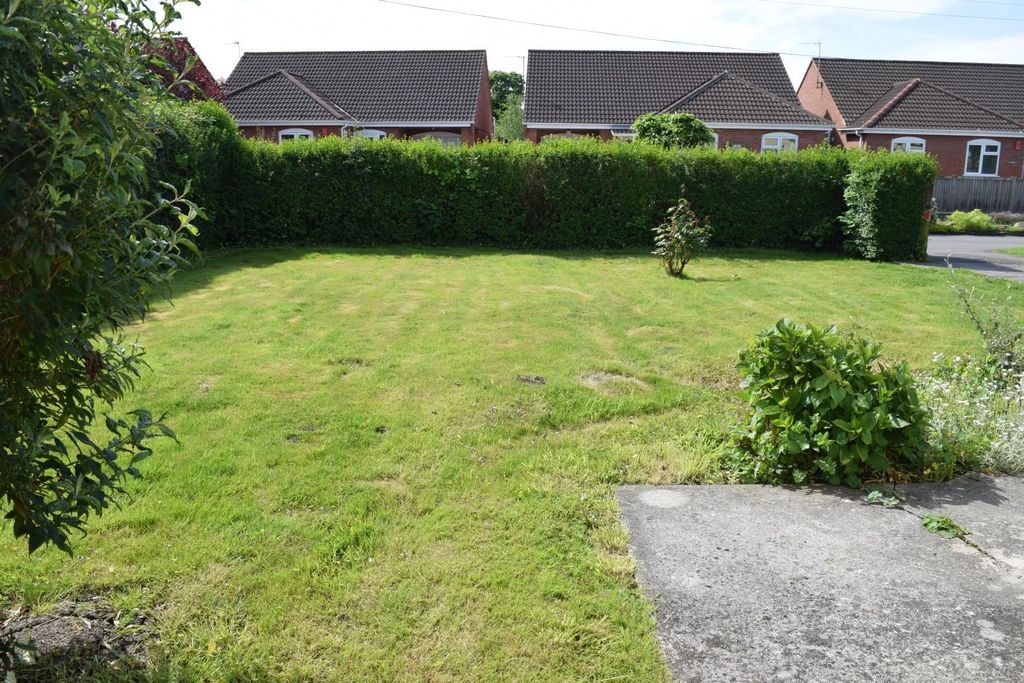 Property photo 2 of 21 Front Garden