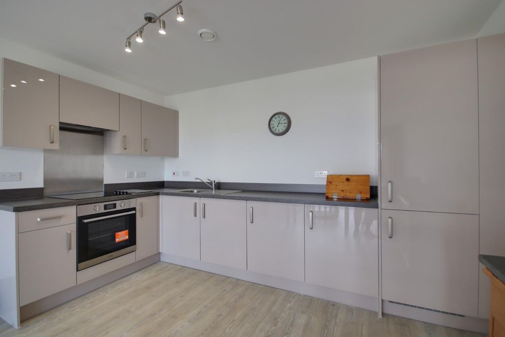 Property photo 3 of 11 Kitchen