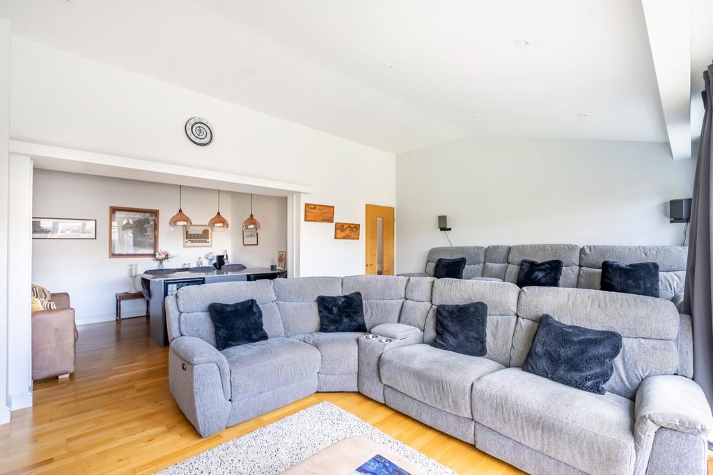 Property photo 3 of 23 Lounge