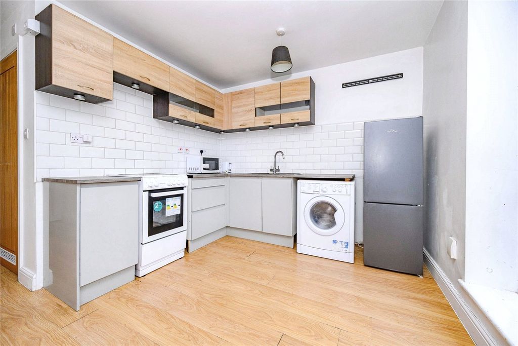 Property photo 3 of 10 Kitchen