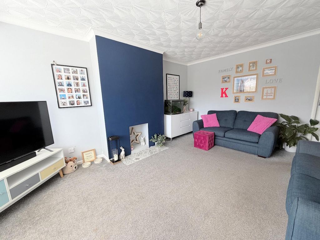 Property photo 3 of 12 Lounge