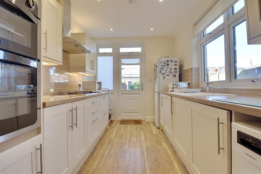 Property photo 2 of 13 CE268025-Eb62-4A34-A234-405Abde4E98F_1_201_A.Jpeg