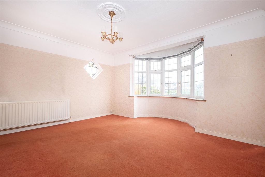 Property photo 3 of 23 10-Hampton-Court-Way-0012 Copy.Jpg