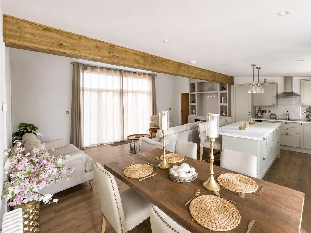 Property photo 3 of 12 Fletchers-Farmhouse-12A-Thames-Road-5389130d-10.Pn