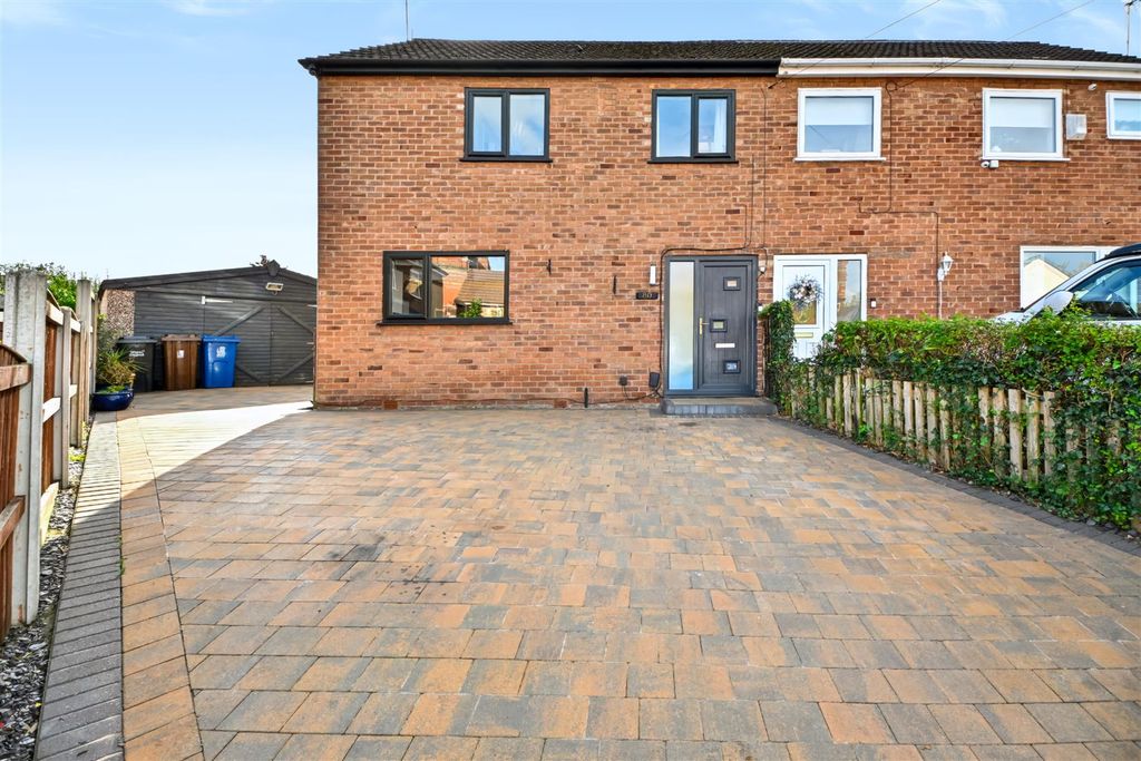 Property photo 1 of 52 80 Sandersons Croft External (1).Jpg