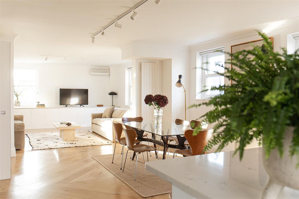 Property photo 2 of 47 Livingrooms-2977.Jpg