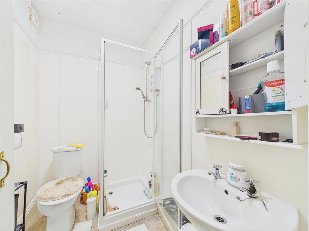Property photo 1 of 13 Flat 1 Bathroom