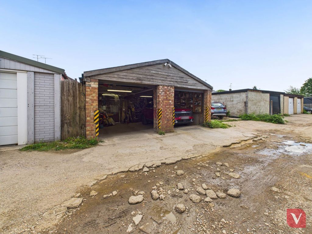 Property photo 2 of 20