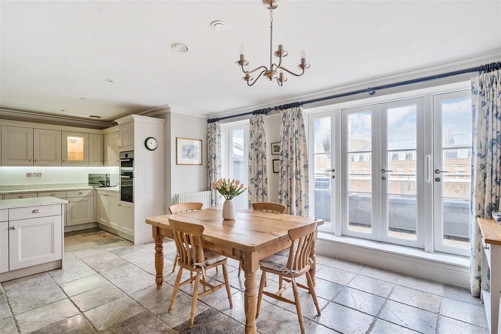 Property photo 3 of 25 Breakfast Room