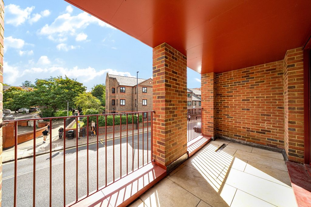 Property photo 2 of 15 1349798-16-68c7F8...