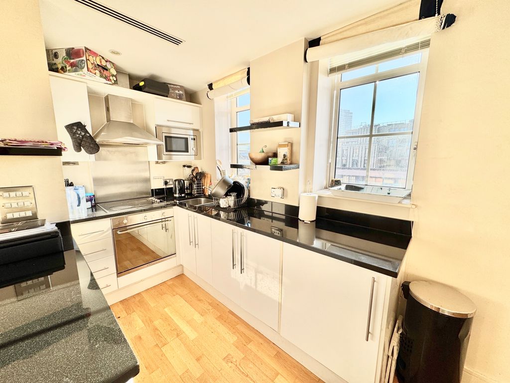 Property photo 3 of 9 Kit 1