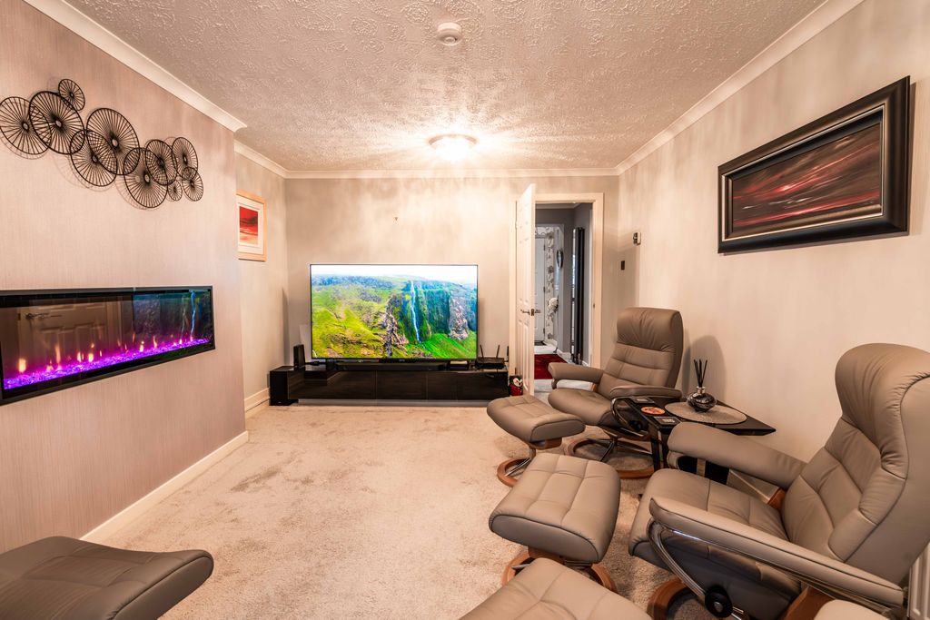 Property photo 2 of 32