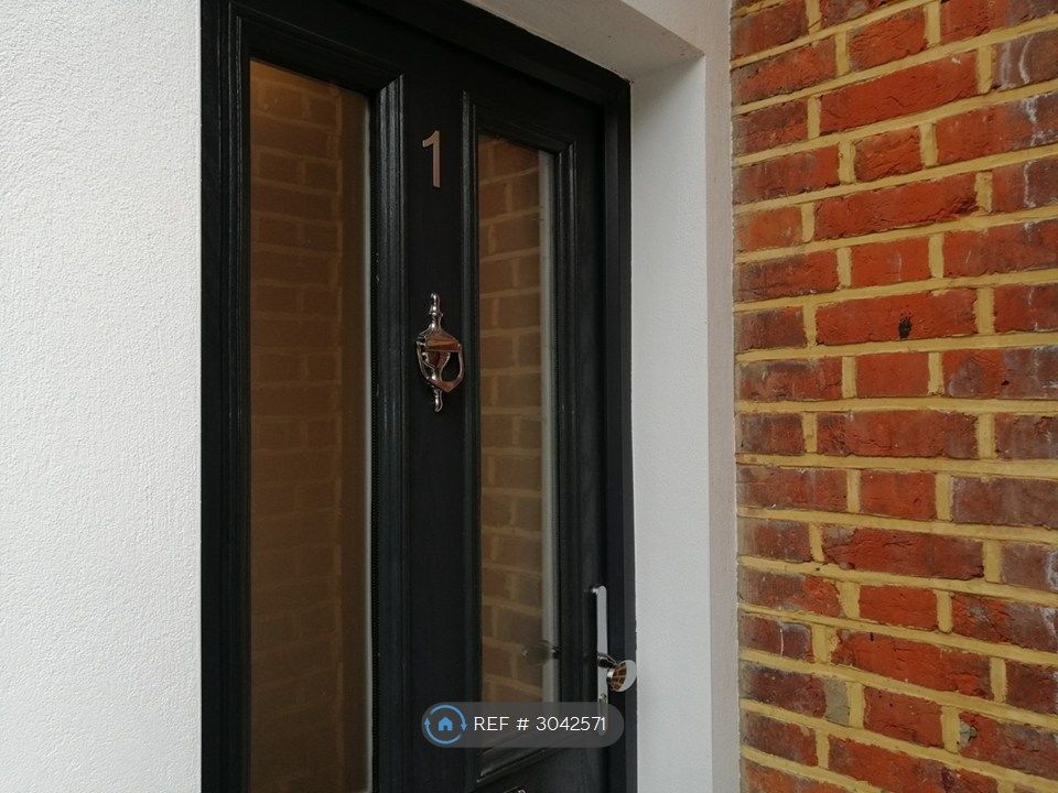 Property photo 3 of 25 Flat Front Entrance