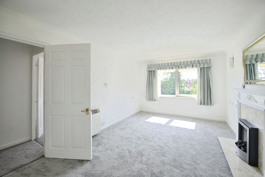 Property photo 1 of 10 Lounge