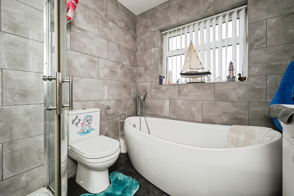 Property photo 3 of 15 Bathroom