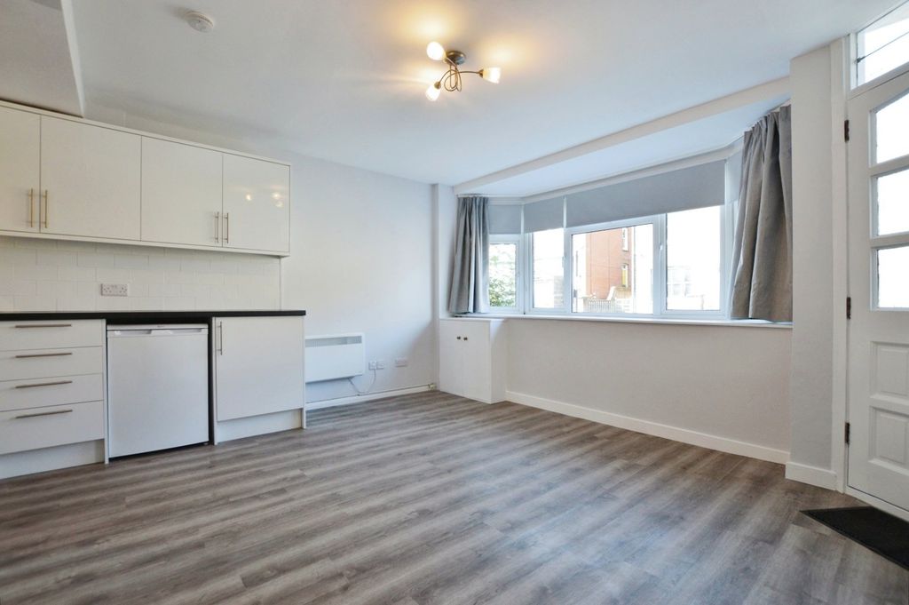 Property photo 3 of 9 Living Space