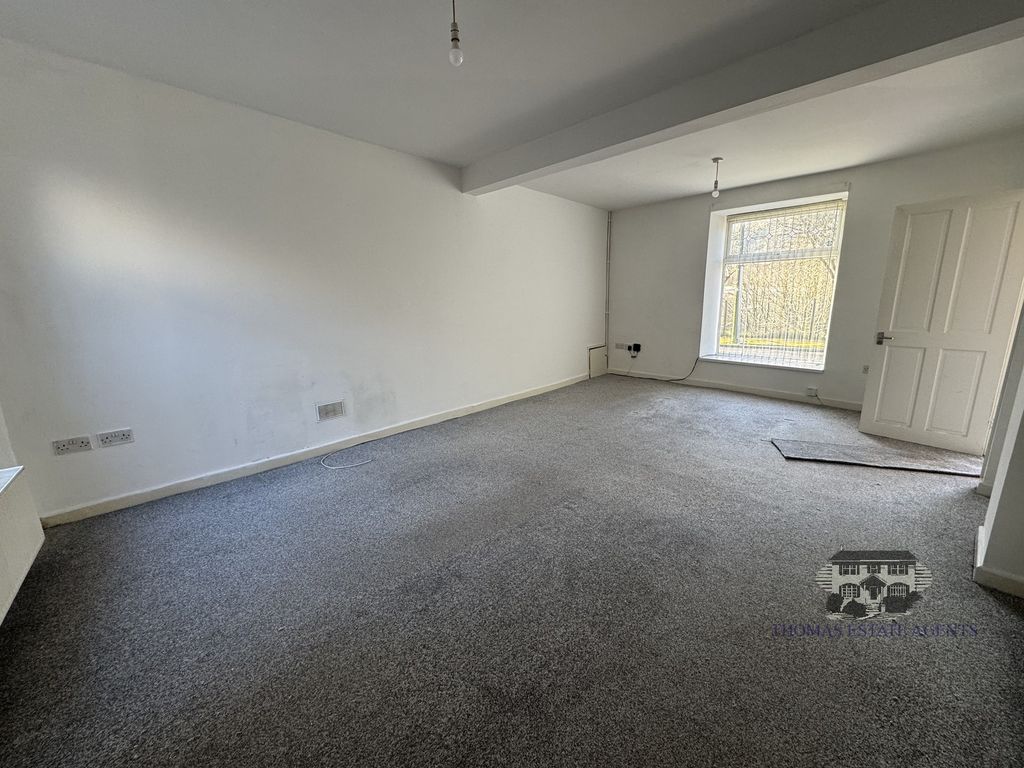 Property photo 3 of 12 Lounge