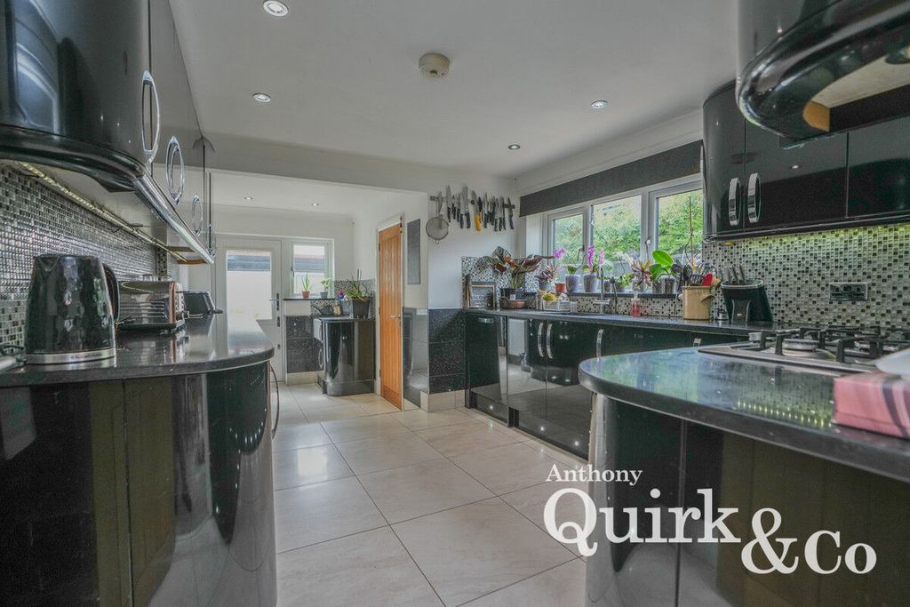 Property photo 2 of 32