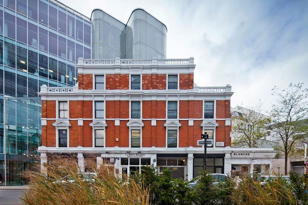 Property photo 1 of 6 7 Lyric Square Exterior Image.Jpg