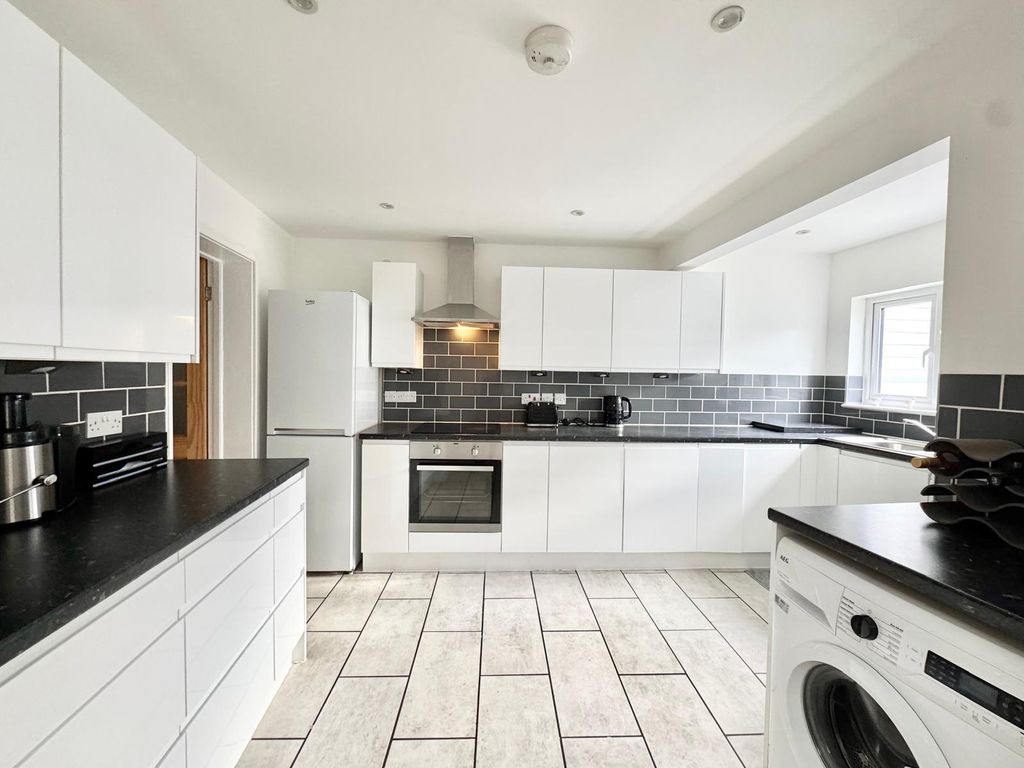 Property photo 1 of 5 3 Bed Flat To Rent Chipstead Valley Rd, London Cr5