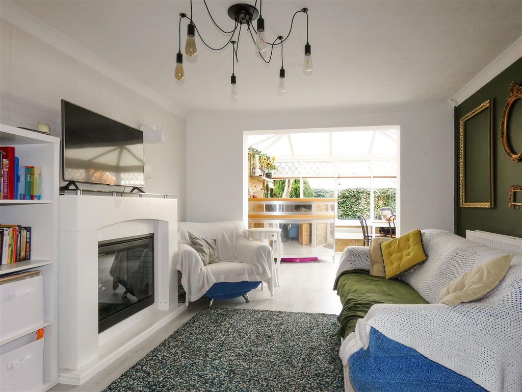 Property photo 3 of 14 Lounge