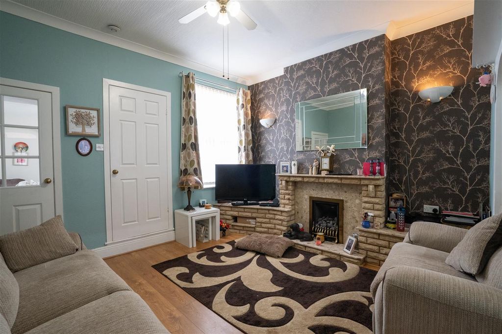 Property photo 2 of 17 Through Lounge