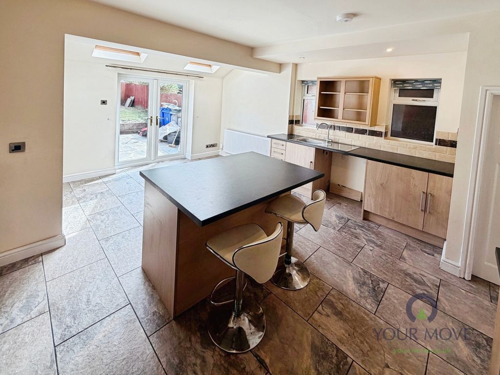 Property photo 3 of 10 Kitchen