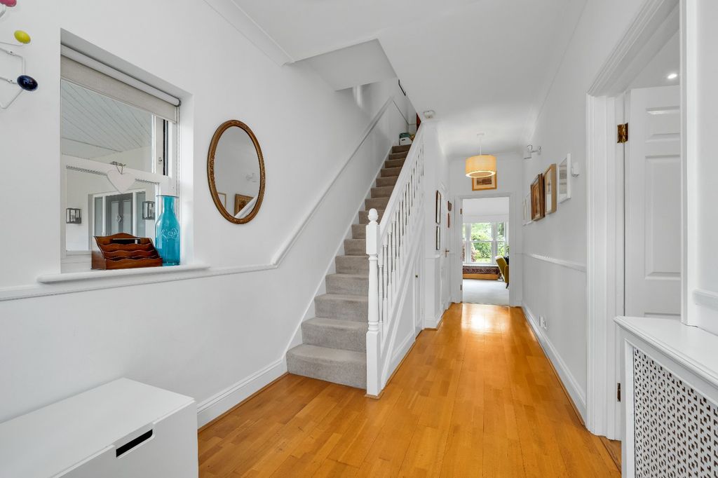 Property photo 3 of 25 Entrance Hall