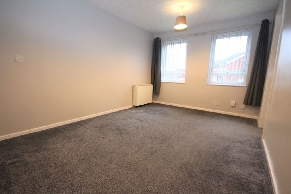 Property photo 3 of 12 Lounge/Bedroom