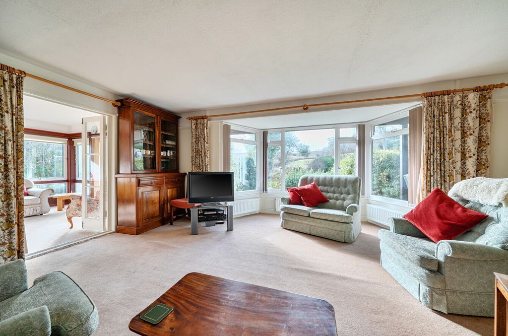 Property photo 3 of 21 Lounge