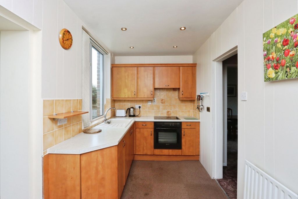 Property photo 3 of 20 Kitchen