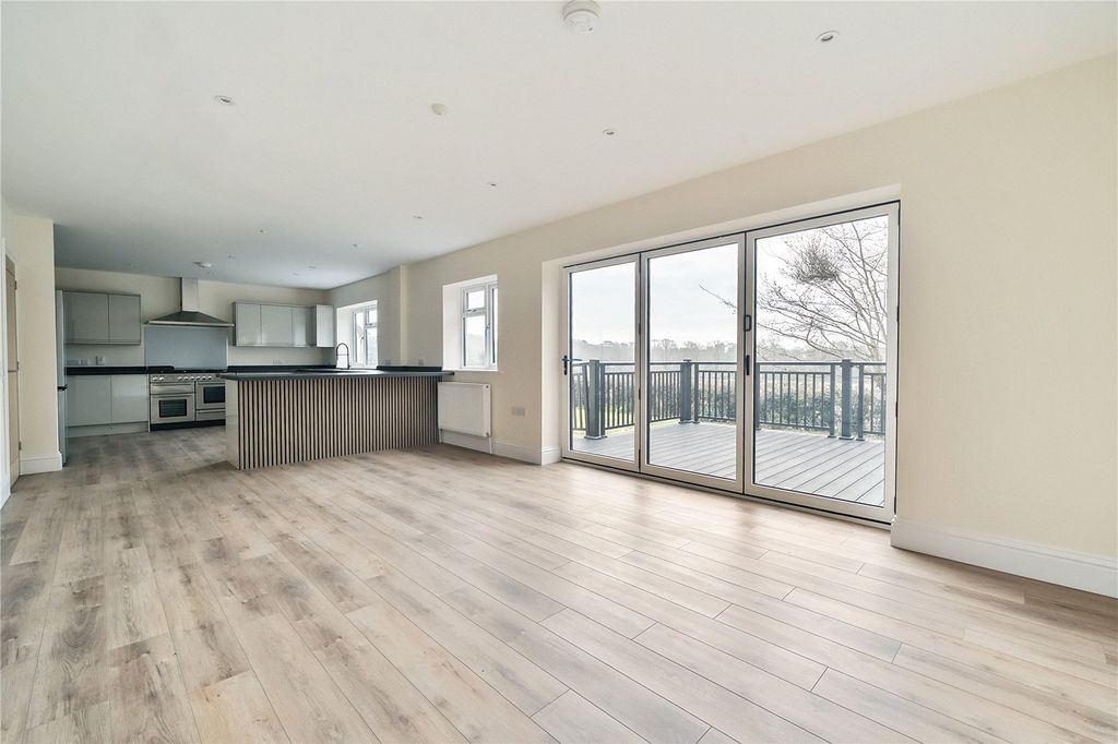 Property photo 3 of 17 Kitchen / Dining