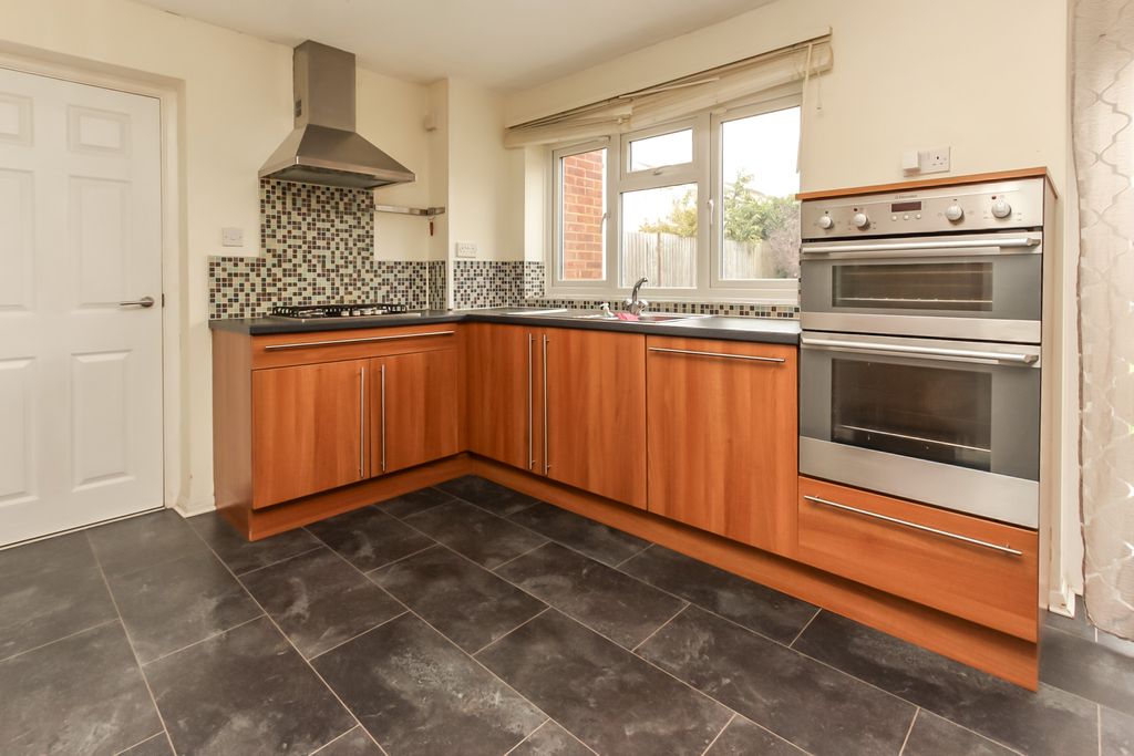 Property photo 3 of 11 Kitchen