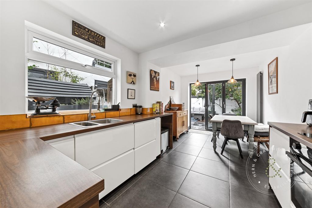 Property photo 3 of 40 Meadow-Street-23.Jpg